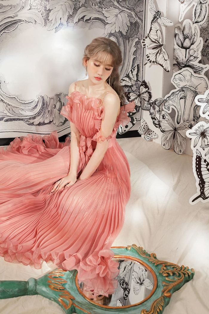 Trấn Thành ủng hộ Hari Won ra MV mới, còn dùng nick riêng đi khen vợ