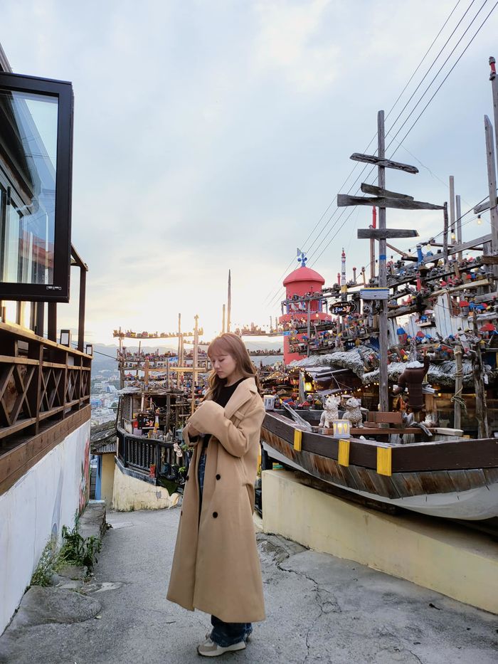 Trấn Thành ủng hộ Hari Won ra MV mới, còn dùng nick riêng đi khen vợ