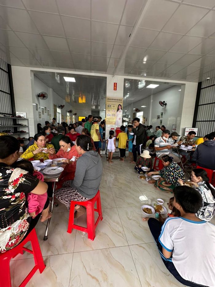 Từ 300 phần, bếp ăn 0 đồng của Huỳnh Như tăng lên 1000 phần/ngày