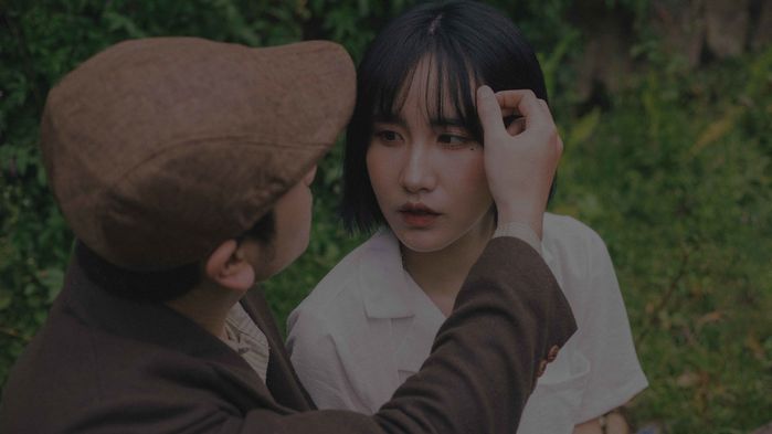 Chồng đau tay, vợ bầu giúp chồng làm shipper chuyến hàng cuối ngày