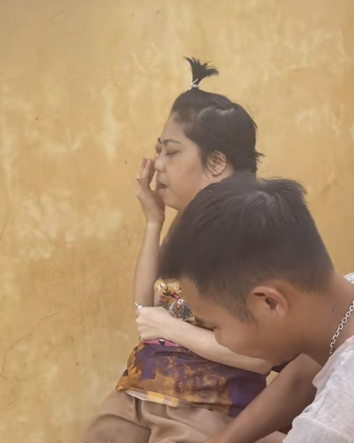 Chồng đau tay, vợ bầu giúp chồng làm shipper chuyến hàng cuối ngày