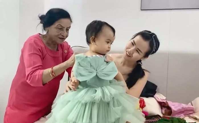 Võ Hạ Trâm làm mẹ nhàn tênh: Ái nữ quấn ba không rời còn biết tự lập