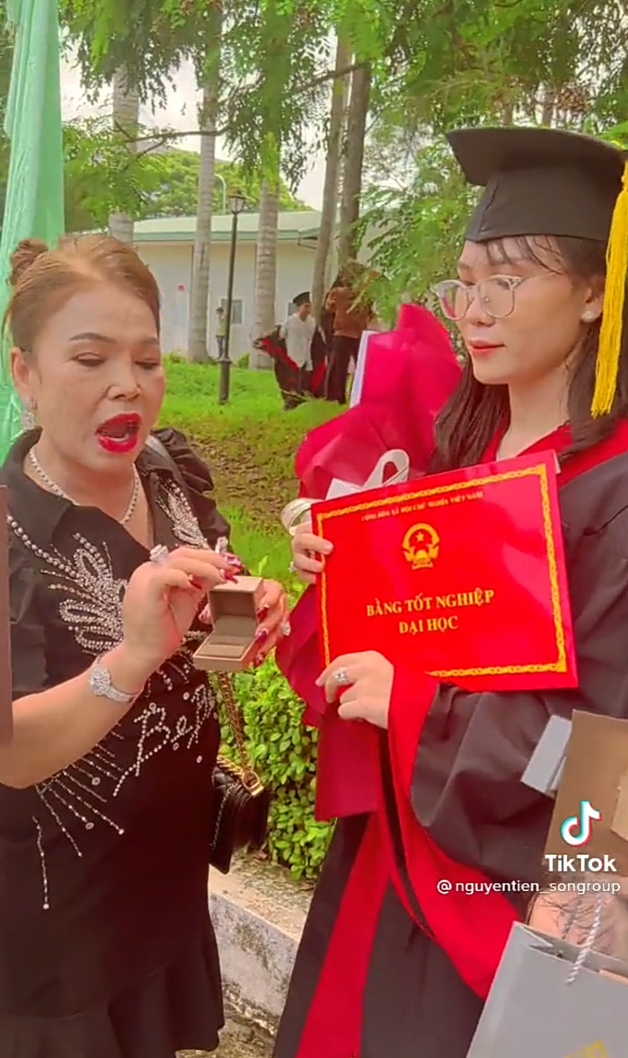 Chỉ mới 19 tuổi đã được mẹ tặng xế hộp 3 tỷ để che nắng, che mưa