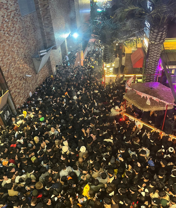 Xót cảnh chàng trai trắng đêm tìm bạn gái trong vụ thảm kịch Itaewon