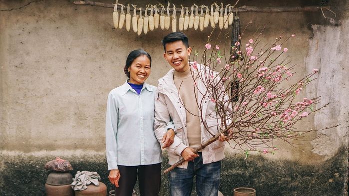 YouTuber Đồng Văn Hùng xây nhà to nhất vùng tặng mẹ ở tuổi 24
