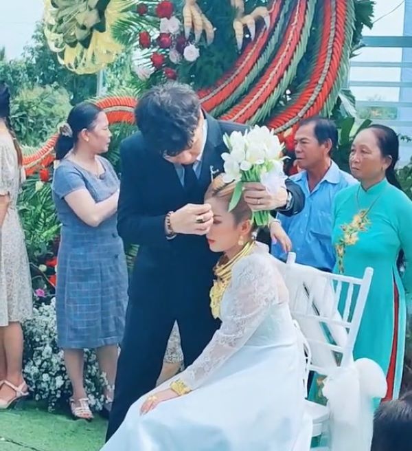 Anh chồng tâm lý: Vừa đón khách vừa quạt cho vợ mát
