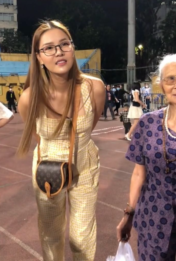 Vợ Mạc Hồng Quân diện túi gần 80 triệu đi cổ vũ chồng đá bóng