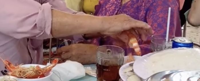 Cùng đi dự tiệc, cụ ông U70 ân cần lột vỏ tôm cho vợ: Em mãi là em bé