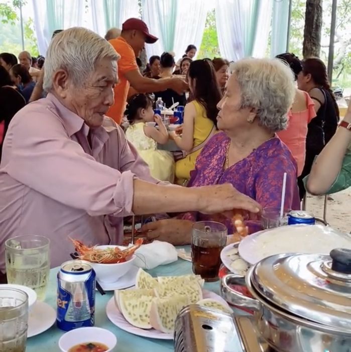 Cùng đi dự tiệc, cụ ông U70 ân cần lột vỏ tôm cho vợ: Em mãi là em bé