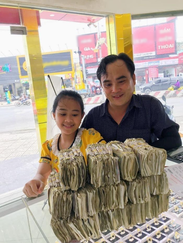 Bé gái dùng 2kg tiền lẻ tiết kiệm mua tặng mẹ lắc vàng 28 triệu đồng