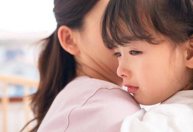 Bé gái dùng 2kg tiền lẻ tiết kiệm mua tặng mẹ lắc vàng 28 triệu đồng