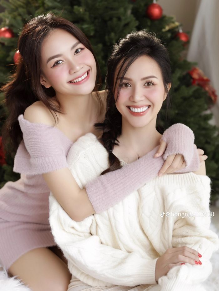 Mẹ trẻ 3 con bị nhầm là chị em với con gái, mặc chung đồ với con gái