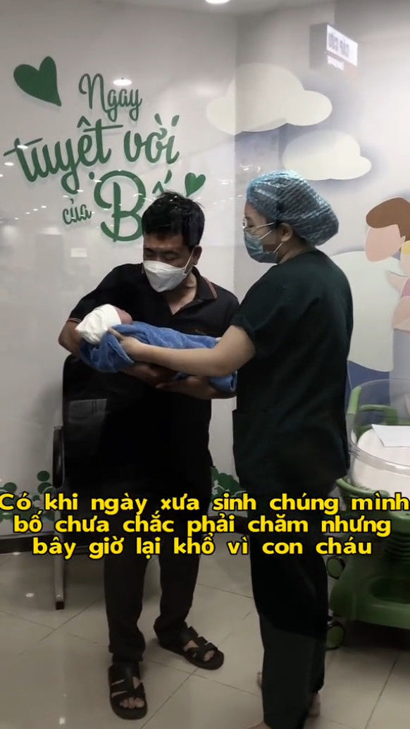 Bố một mình đưa con gái đi sinh, chăm cháu ruột tỉ mỉ từng chút một
