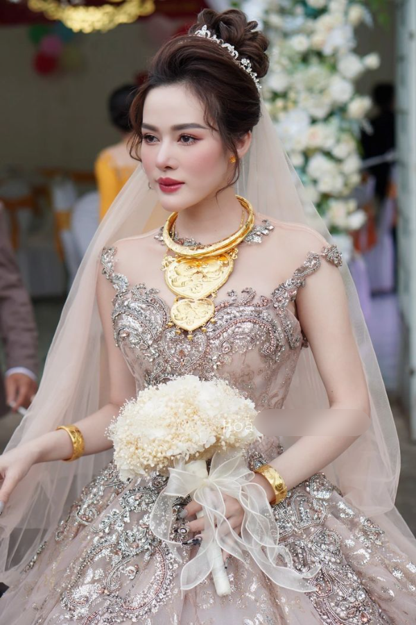 Đọ nhan sắc các hiện tượng mạng diện váy cưới: Trần My như công chúa