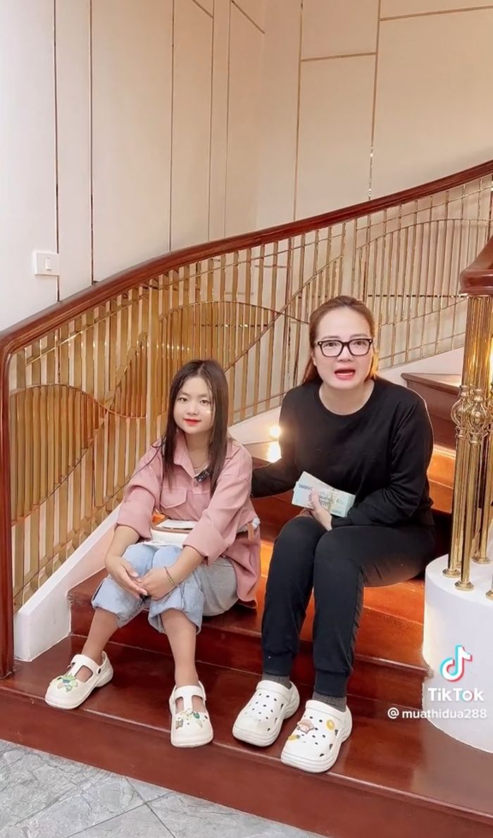 Người đại diện đưa Phúng Phính về Hà Giang xây nhà cho bố mẹ