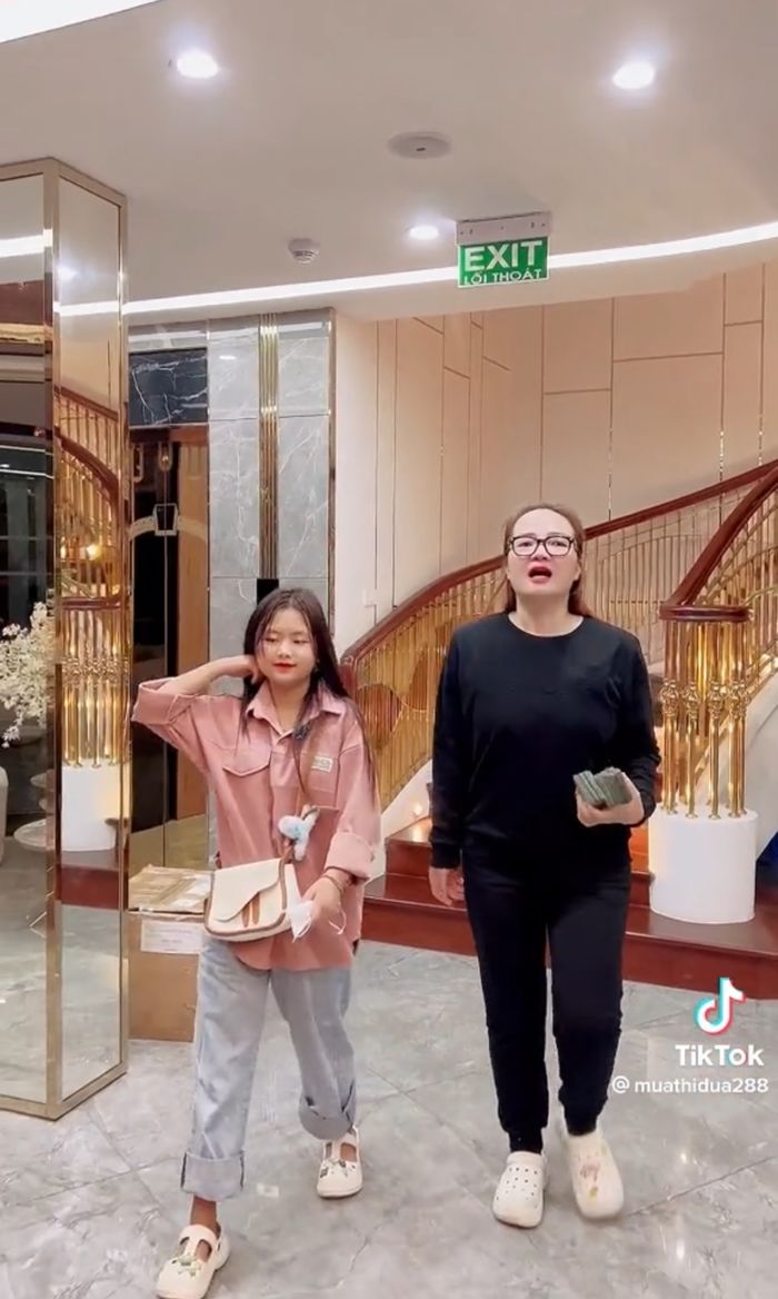 Người đại diện đưa Phúng Phính về Hà Giang xây nhà cho bố mẹ