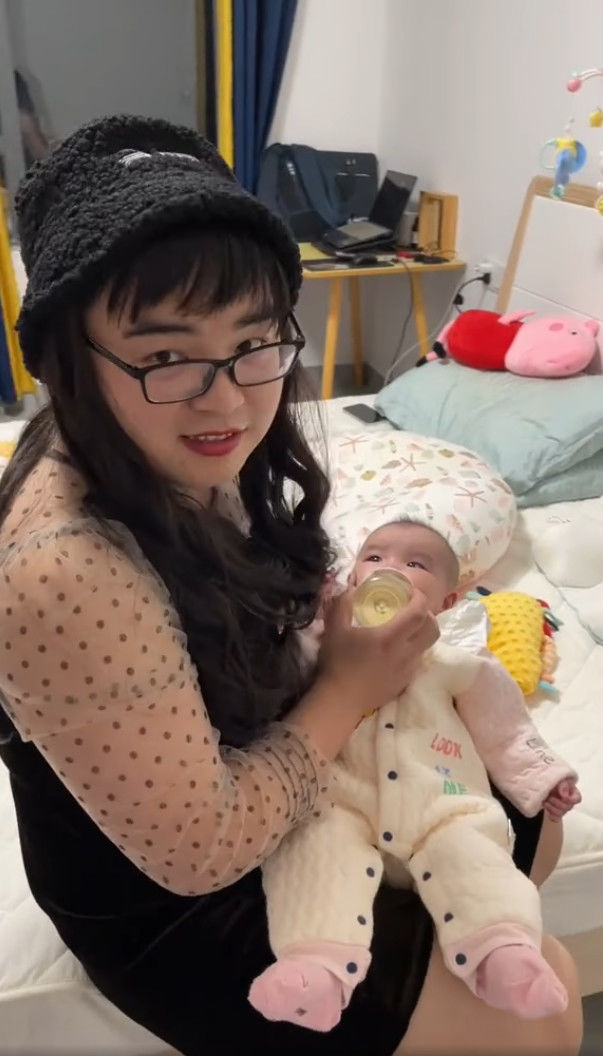 Bố đội tóc giả, mặc váy của mẹ để con chịu theo bế uống sữa