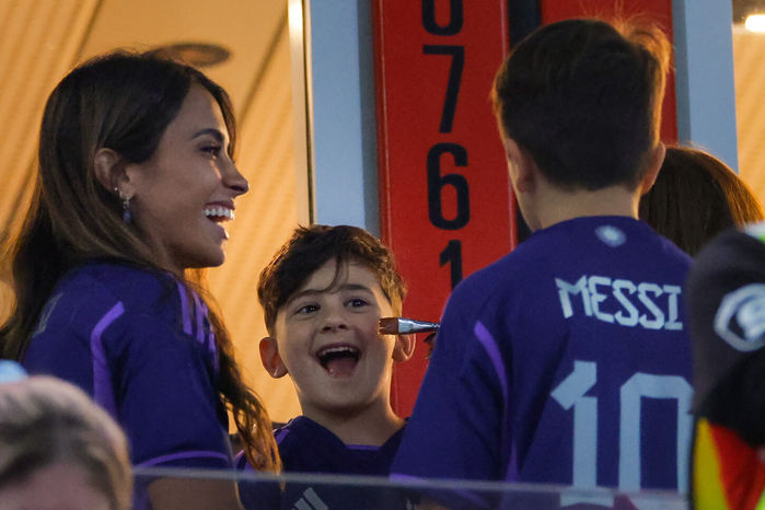 Fan cứng CR7 bị vợ Messi mắng vì hành động nghịch ngợm trên khán đài