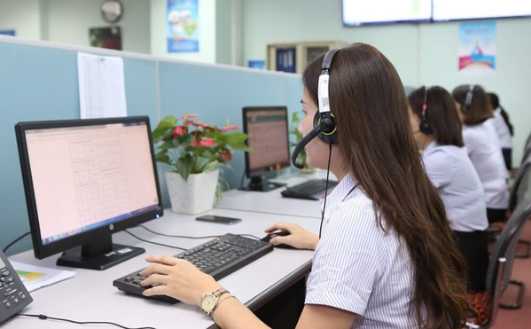 Chuẩn bị lên bàn đẻ, nữ nhân viên telesale vẫn bận tư vấn cho khách