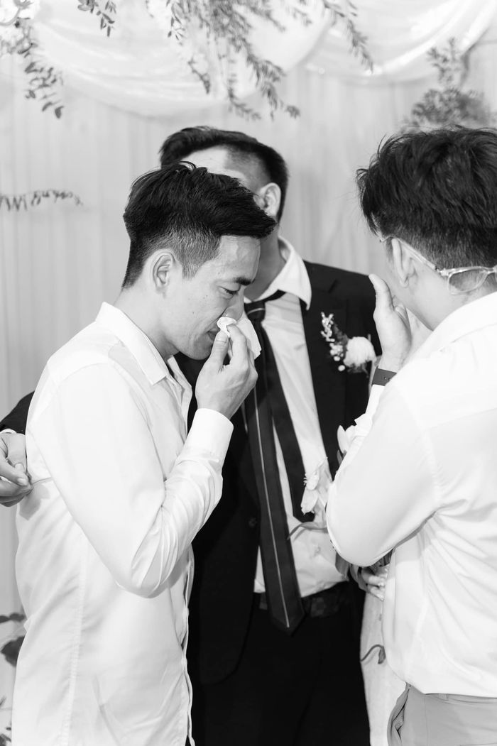 2 anh trai lo chu toàn đám cưới cho em gái: Vừa làm anh vừa làm cha