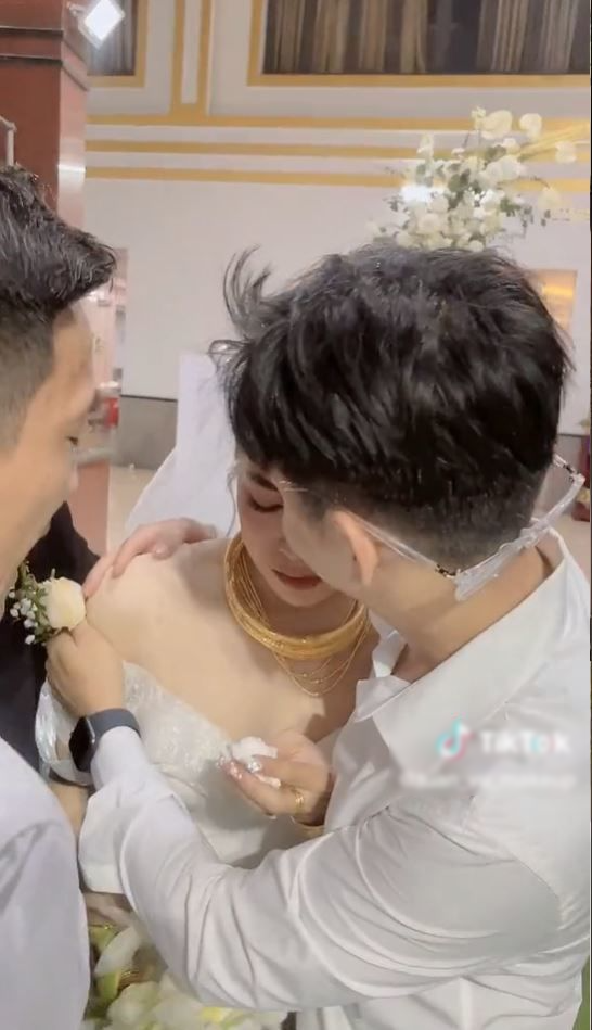 2 anh trai lo chu toàn đám cưới cho em gái: Vừa làm anh vừa làm cha
