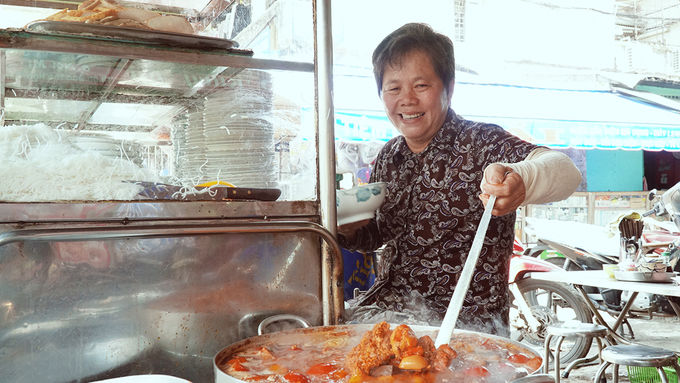 Xe bún riêu vỉa hè siêu hút khách, bà chủ tự tin ngon nhất Sài Gòn