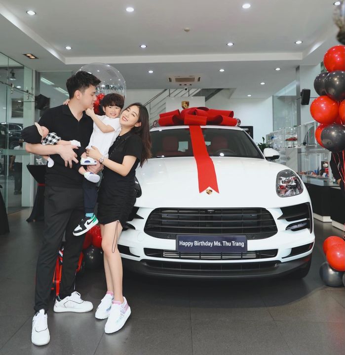 Chụp ảnh kỷ niệm với bố mẹ, 2 nhóc tì nhà Trang Lou chiếm trọn chú ý