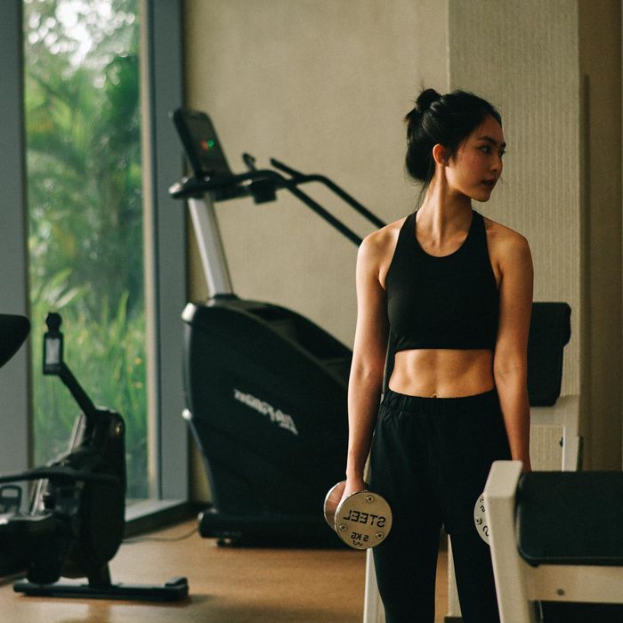 Cô nàng tóc tém đọ sắc với H'Hen Niê, gây ấn tượng với suối tóc đẹp