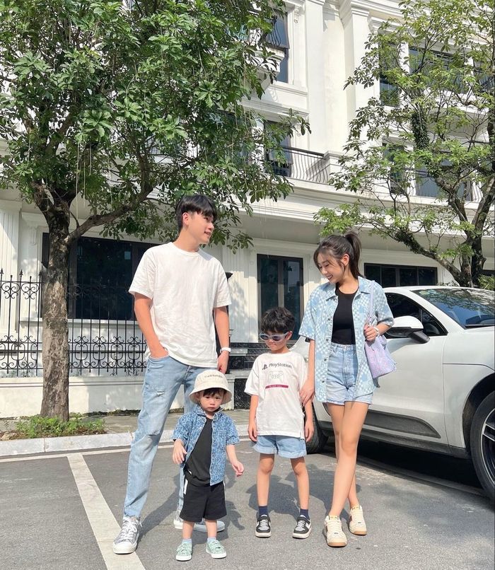 Chụp ảnh kỷ niệm với bố mẹ, 2 nhóc tì nhà Trang Lou chiếm trọn chú ý