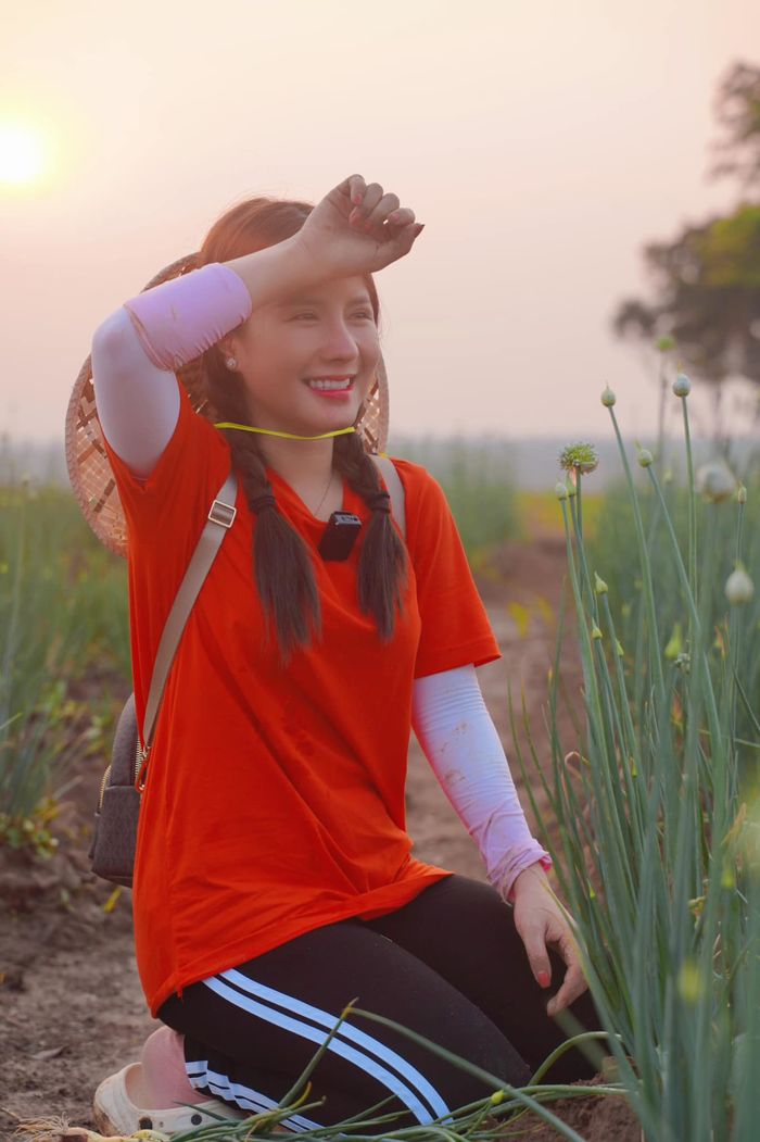 Bà Nhân Vlog nghẹn ngào chia sẻ lý do về Việt Nam, mong kết quả tốt
