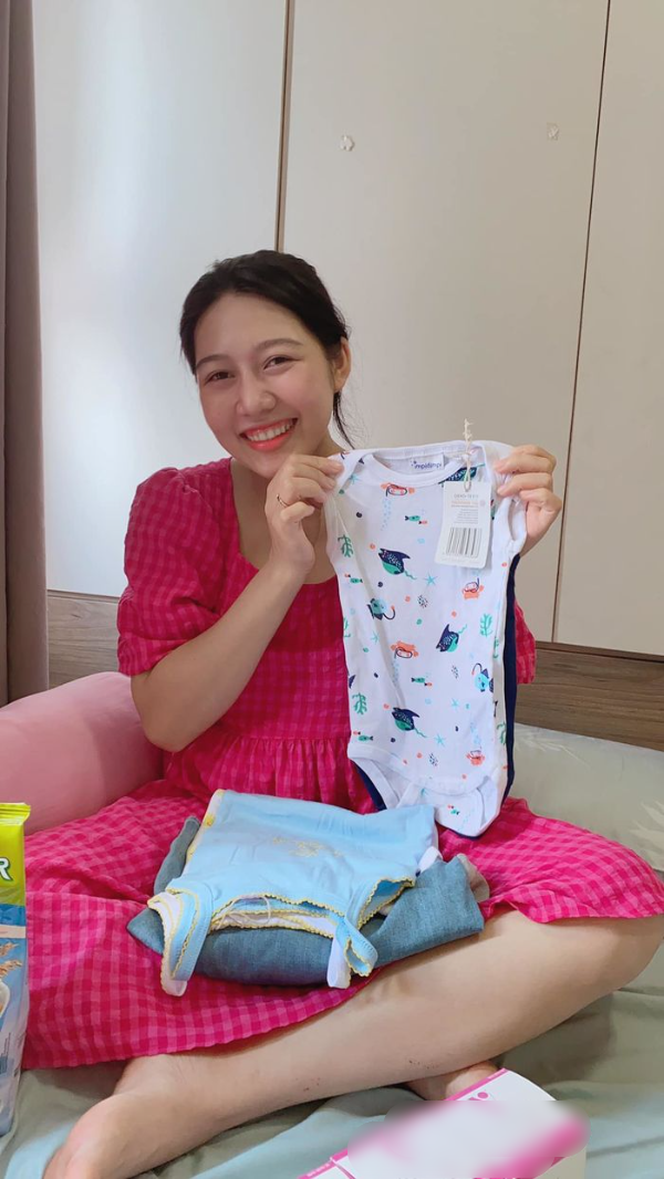 Vợ chồng chàng trai không chân khui quà nước ngoài gửi về