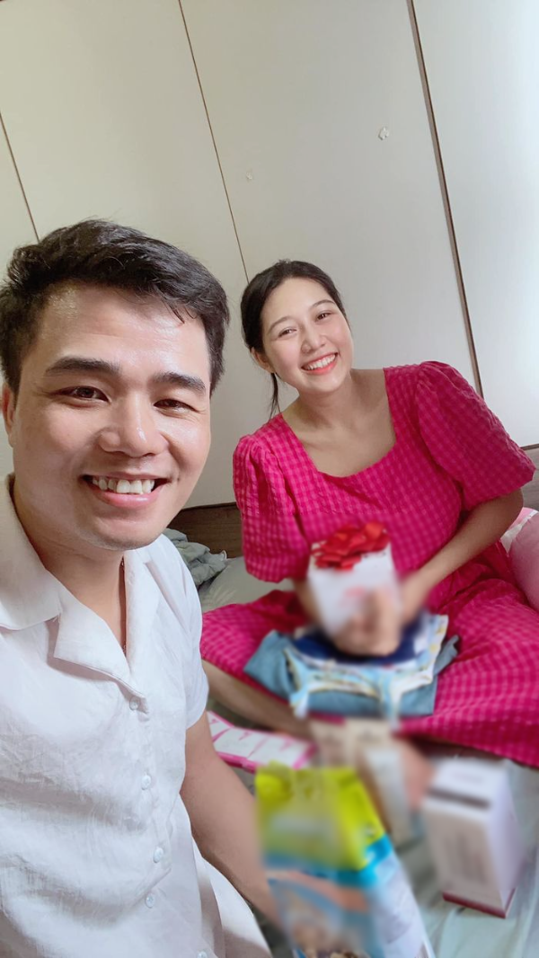 Vợ chồng chàng trai không chân khui quà nước ngoài gửi về