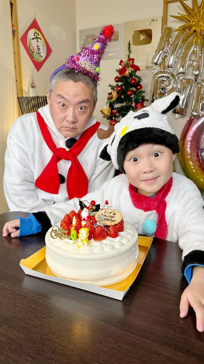 Quỳnh Trần JP hóa bà già Noel đón sinh nhật 6 tuổi cùng con trai