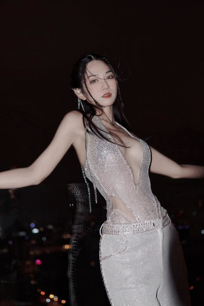 Lê Bống diện bodysuit cắt xẻ chặt chém khi dự thảm đỏ