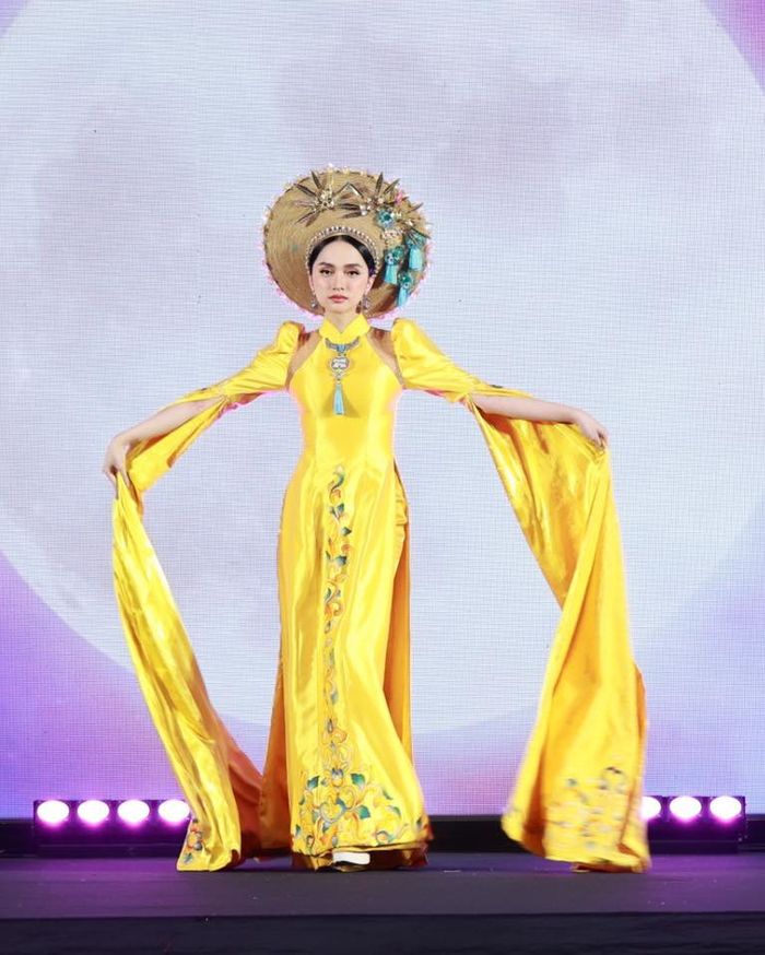 Lương Thùy Linh khoe cặp kiếm Nhật, Hương Giang quét sạch sàn diễn