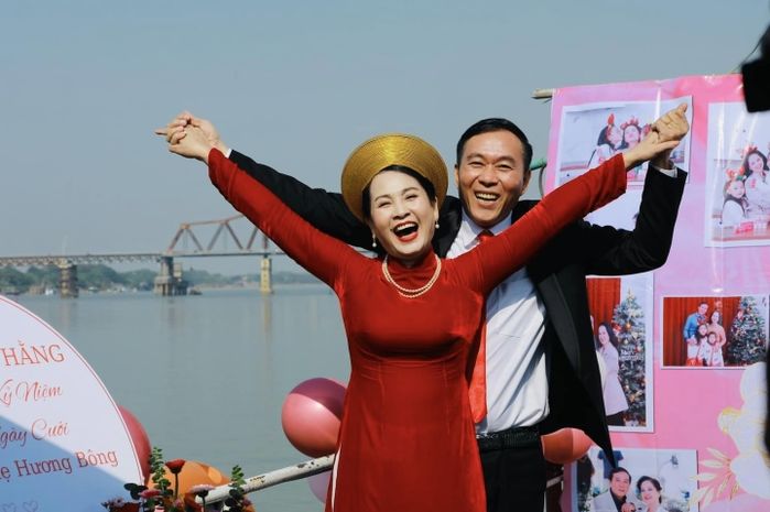 Ảnh hot sao Việt 20/12: Đức Phúc mừng 28 năm ngày cưới của bố mẹ