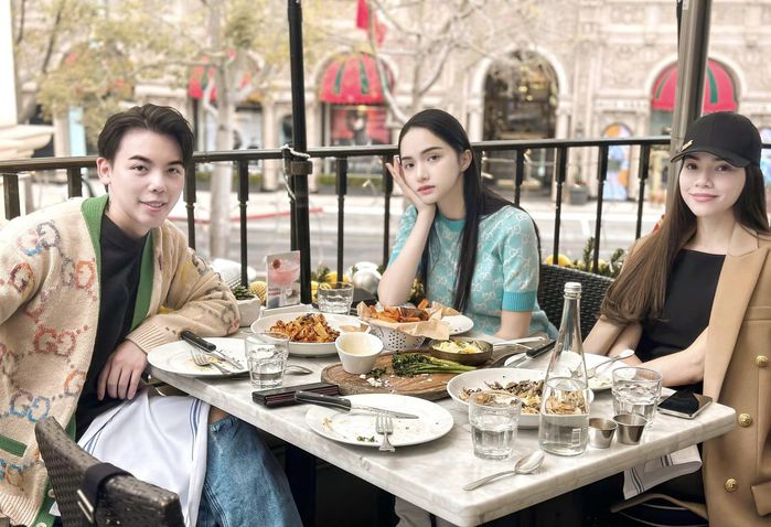 Ảnh hot sao Việt 1/12: Đình Tú - Huyền Lizzie mặc áo dài đôi