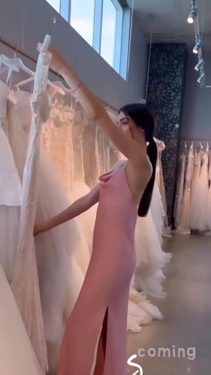 Á hậu 1 Miss Universe 2021 thử váy cưới, chuẩn bị lên xe hoa