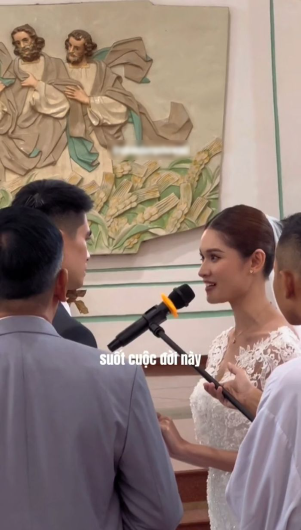 Á hậu Thùy Dung công khai diện mạo chồng trong lễ cưới công giáo