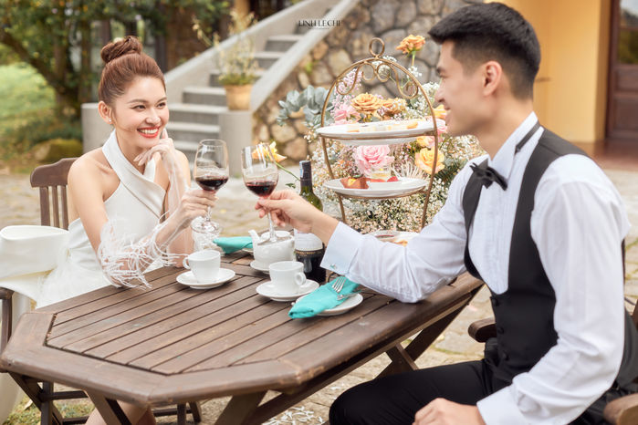 Á hậu Thùy Dung công khai diện mạo chồng trong lễ cưới công giáo