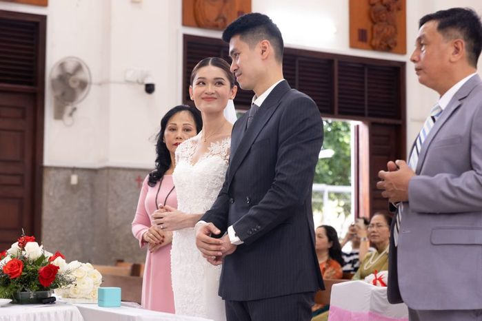 Á hậu Thùy Dung công khai diện mạo chồng trong lễ cưới công giáo