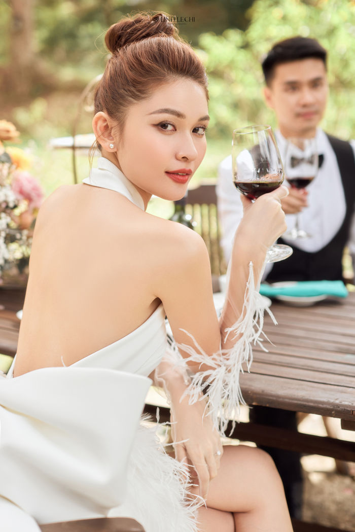 Á hậu Thùy Dung công khai diện mạo chồng trong lễ cưới công giáo