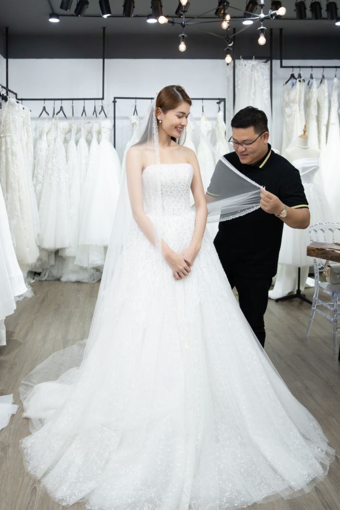 Á hậu Thùy Dung đi thử váy cưới: Nhan sắc trong veo