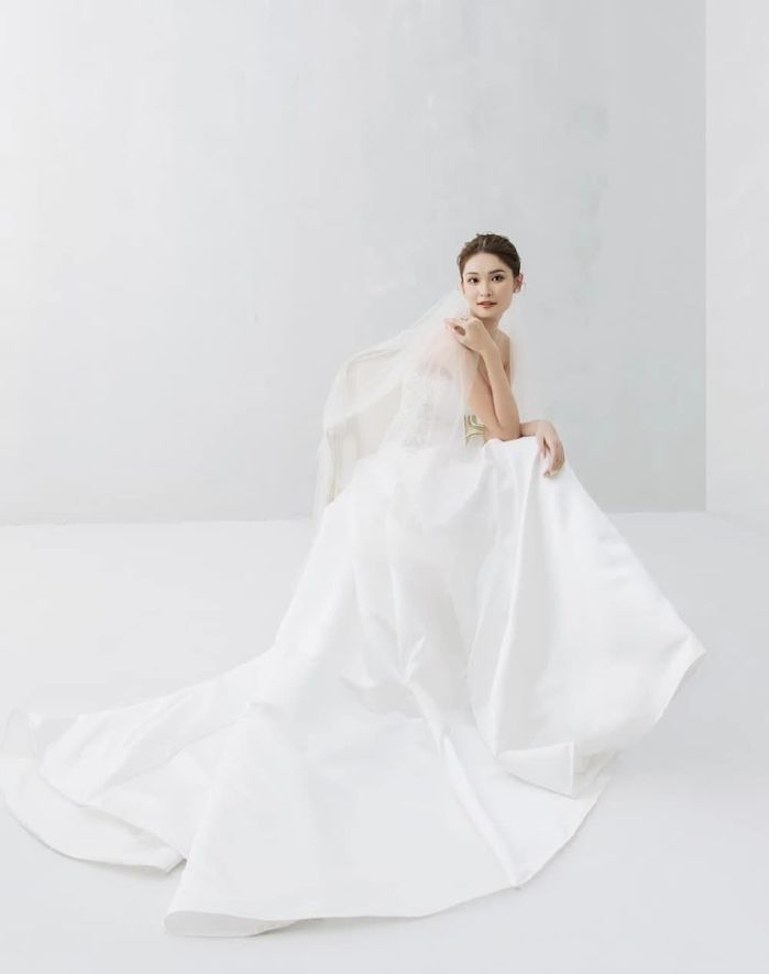 Á hậu Thùy Dung đi thử váy cưới: Nhan sắc trong veo