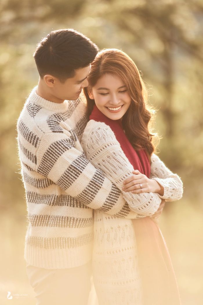 Á hậu Thùy Dung đi thử váy cưới: Nhan sắc trong veo