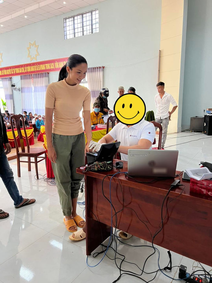 Ai như Hoa hậu H’Hen Niê: Đi đám cưới diện sơ mi quần thụng