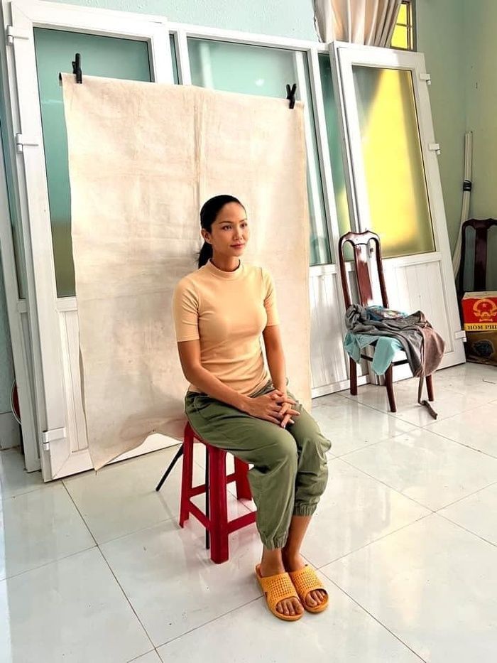 Ai như Hoa hậu H’Hen Niê: Đi đám cưới diện sơ mi quần thụng