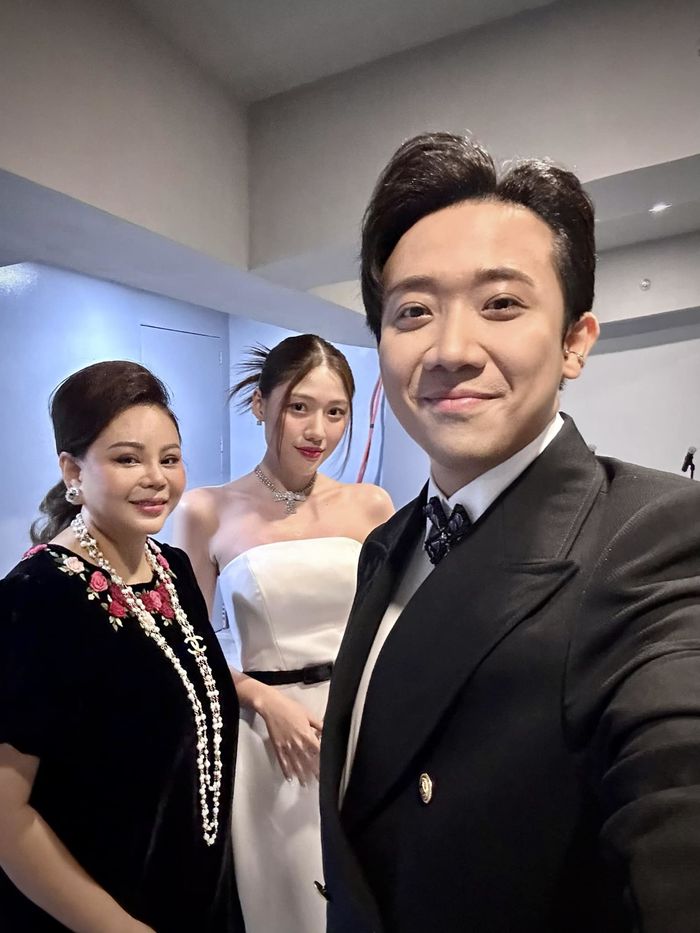 Ảnh hot sao Việt 2/12: Kim Duyên rủ đương kim Miss Supranational đi ăn