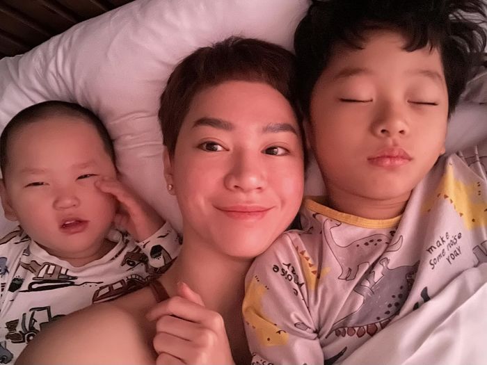 Ảnh hot sao Việt 25/12: Bạch Công Khanh vẫn tất bật đi diễn mặc ồn ào