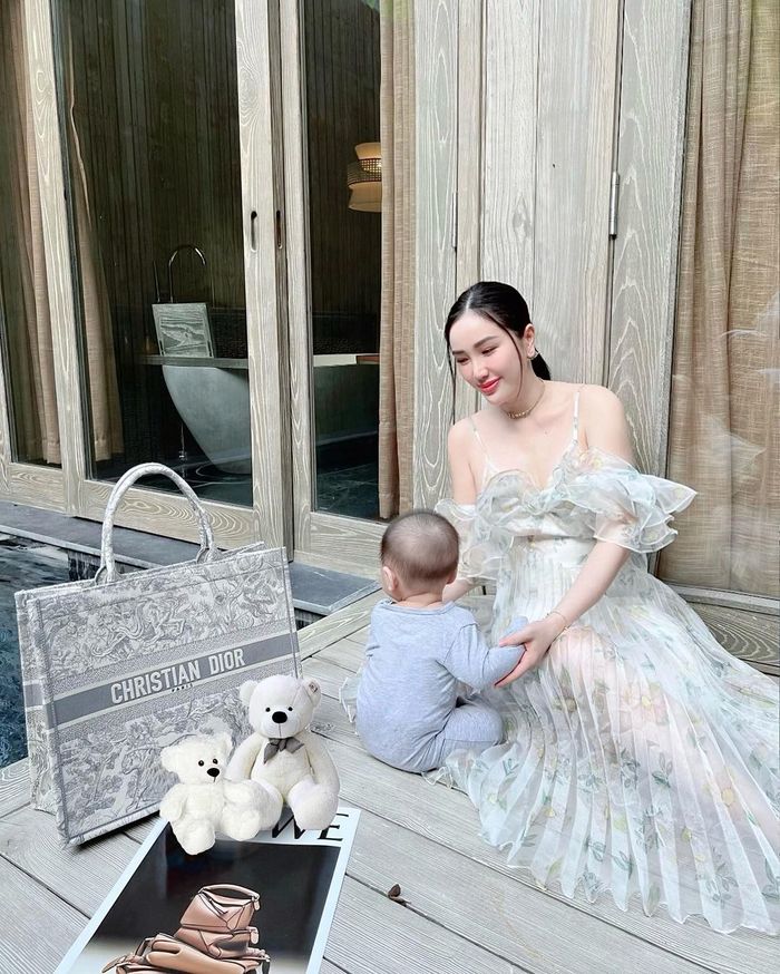 Bảo Thy đưa quý tử đi mua đồ hiệu: Khoe thành quả đầy ắp xế hộp